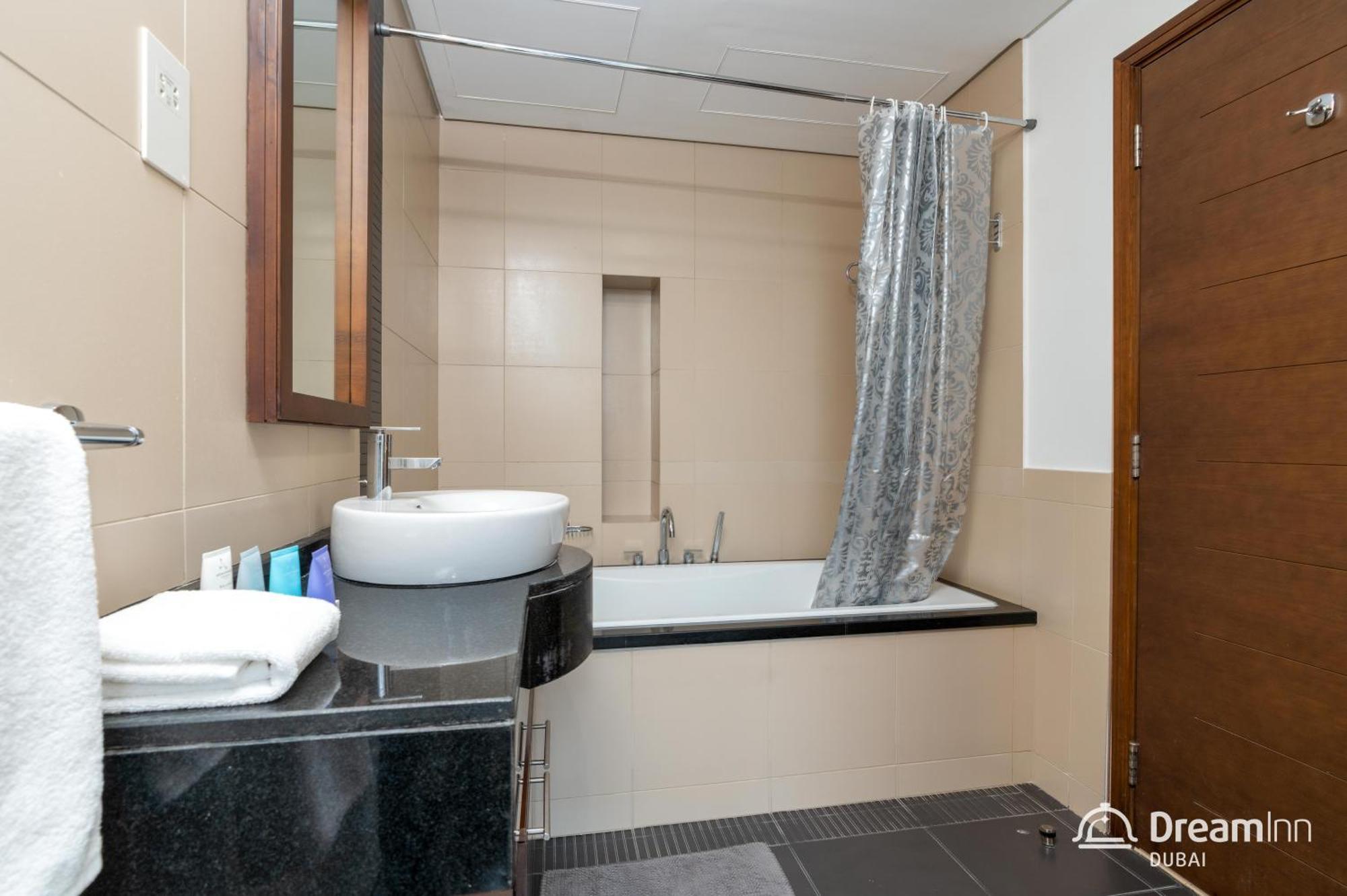 Dream Inn Apartments- West Wharf Tower Canal View ดูไบ ภายนอก รูปภาพ